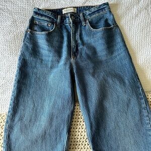 Abercrombie Curve Love The 90s Relaxed Jean High Rise